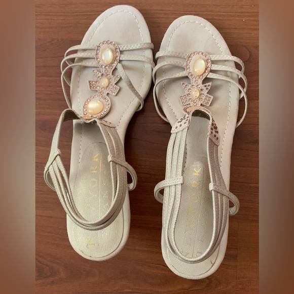 NEW YORK TRANSIT Women’s Suede Wedge Sandals Cream Size 9.5M - Picture 4 of 7